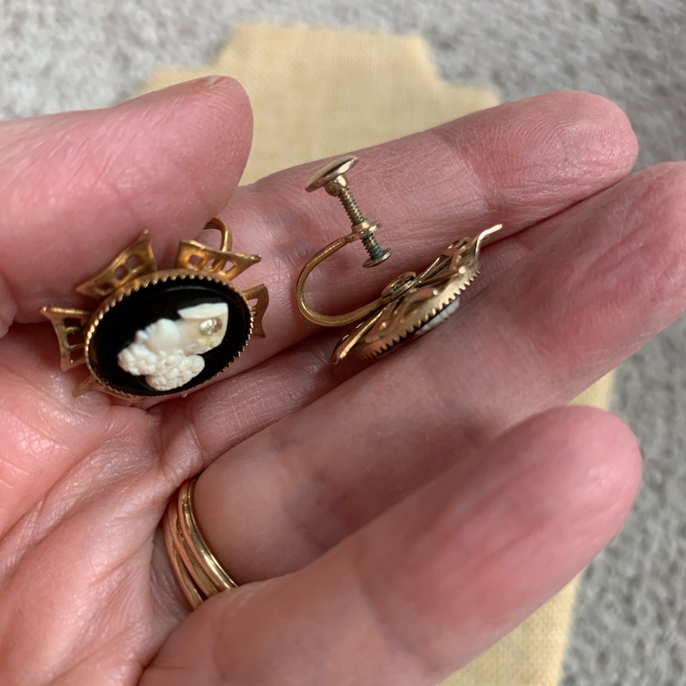 Elegant Gold and Black Cameo Earrings - Picture 7 of 8